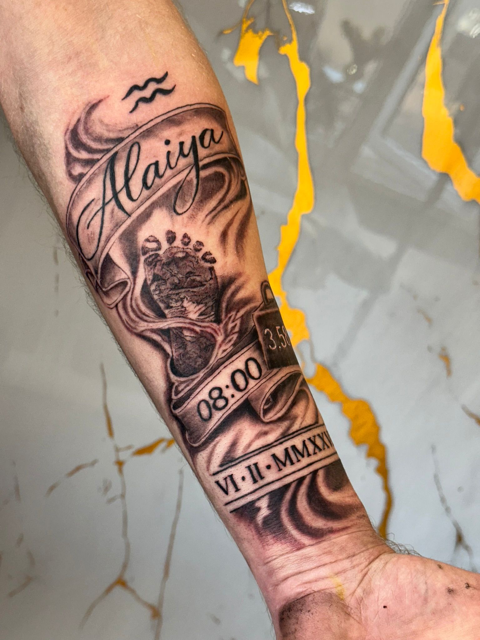 Een klant met een nieuwe tattoo