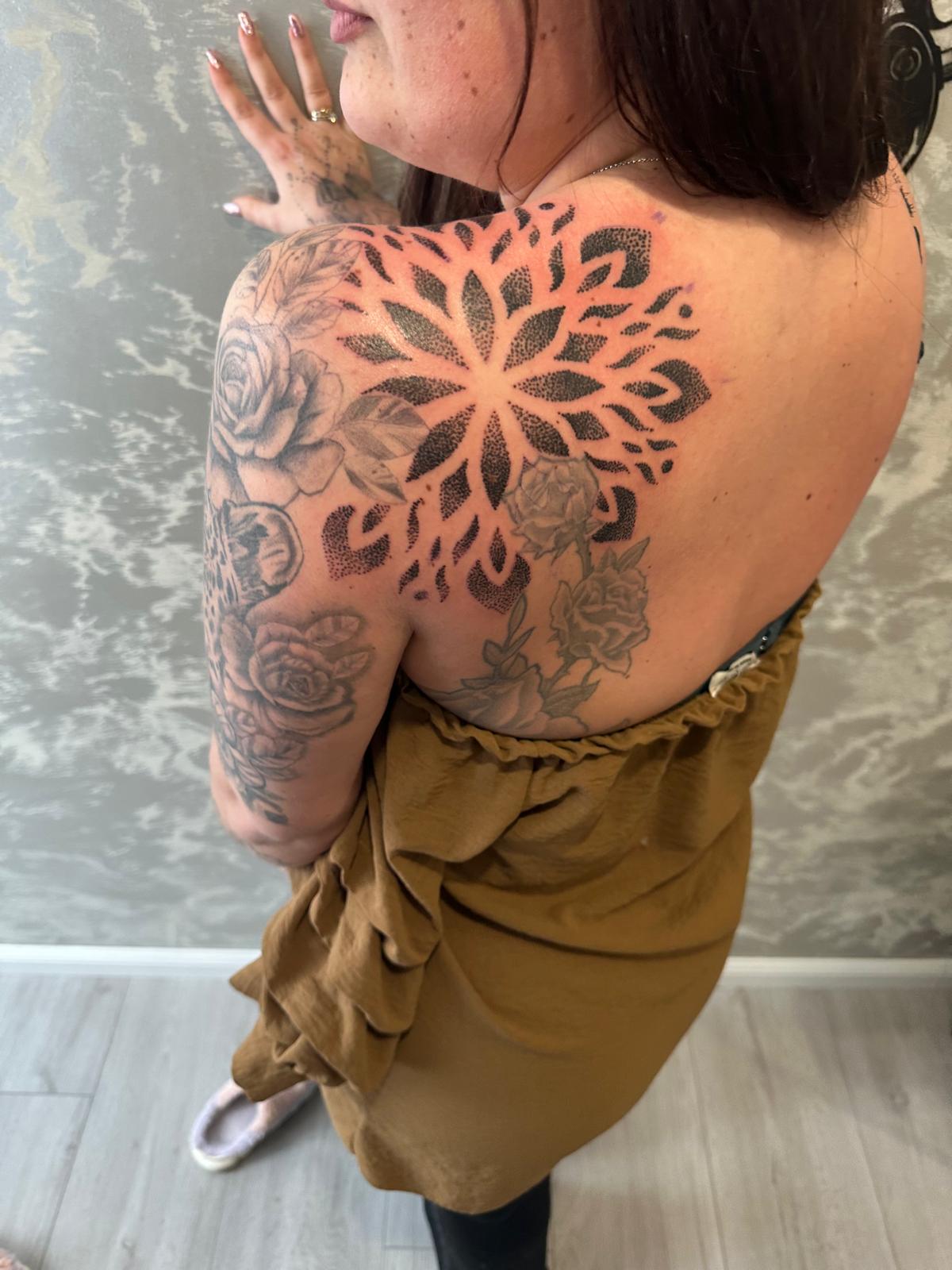 Geometrisch dotwork tattoo design